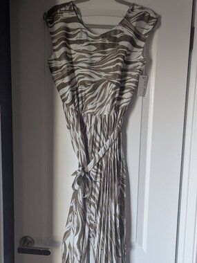 Nine West Green & Off White Animal Striped Pleated Bottom Dress, Size Small NWT